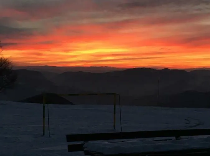 Alojamento de Acomodação e Pequeno-almoço Planinski Dom Na Kalu Dol pri Hrastniku